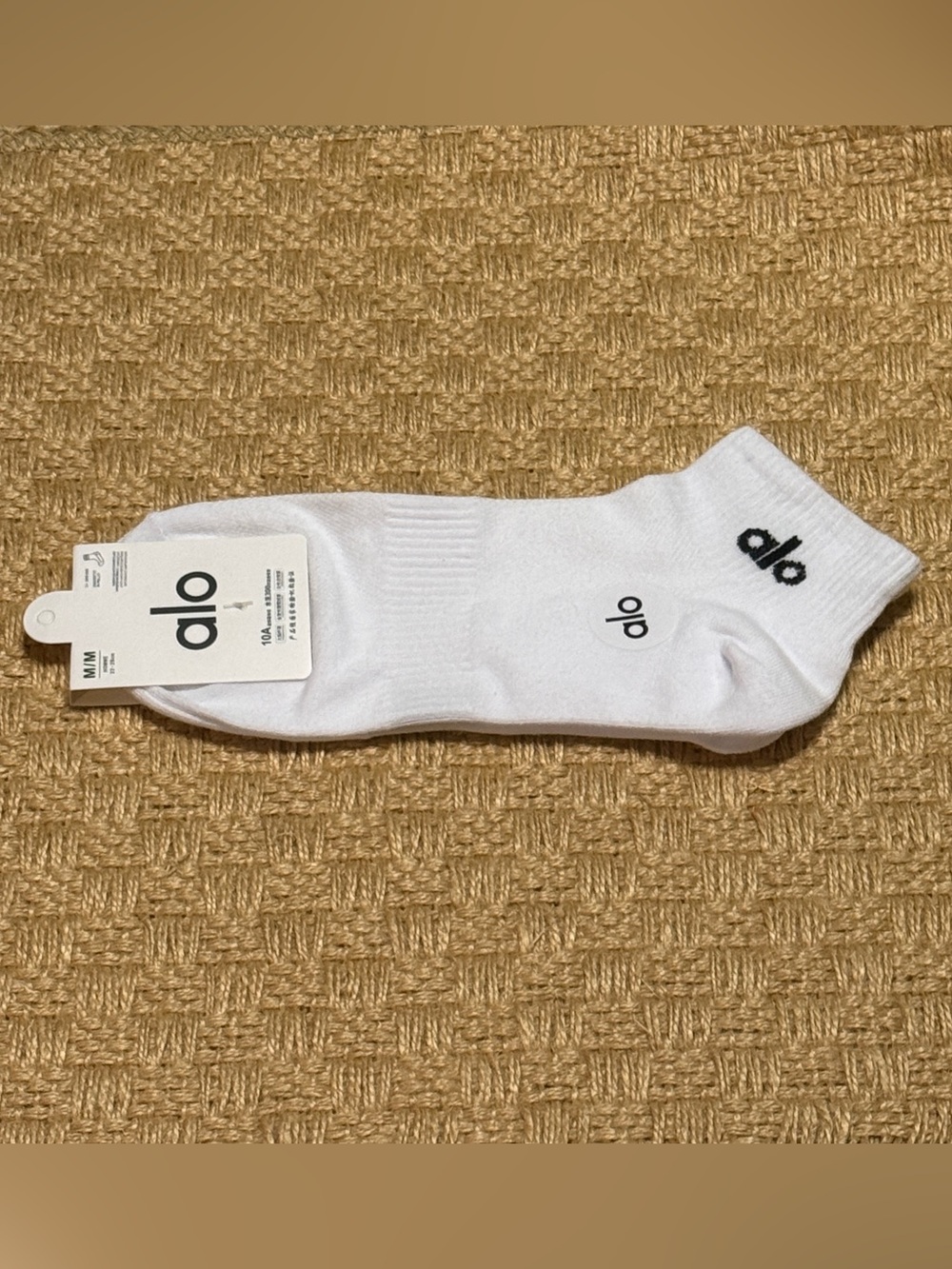 (NWT) ALO Yoga White 3/4 Crew Socks with Black Logo (One pair of socks)